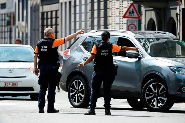 Die Polizei sperrte den Tatort im belgischen Lttich ab.  | Foto: AFP