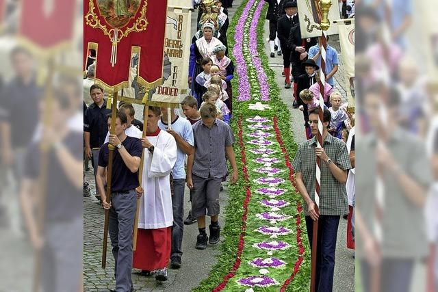 Religiöse Tradition mit Blumenteppich und Prozession im Kinzigtal