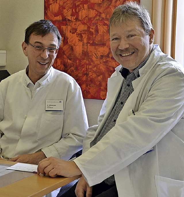 Dr. Jrg Schweinfurth (rechts im Bild)...gau-Bodensee-Klinikum Singen (links).   | Foto: aj