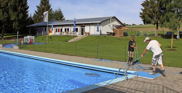 Sommerzeit - Badezeit: Im Freibad Ditt...) bei der Reinigung des Beckensaugers.  | Foto: Christa Maier
