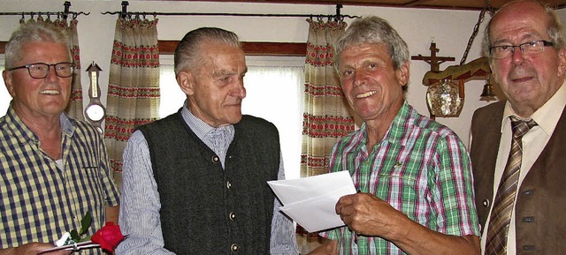 Gratulation zum 80. (von links): Berni...fmann und Alt-Brgermeister Karl Walz   | Foto: Manfred Lange