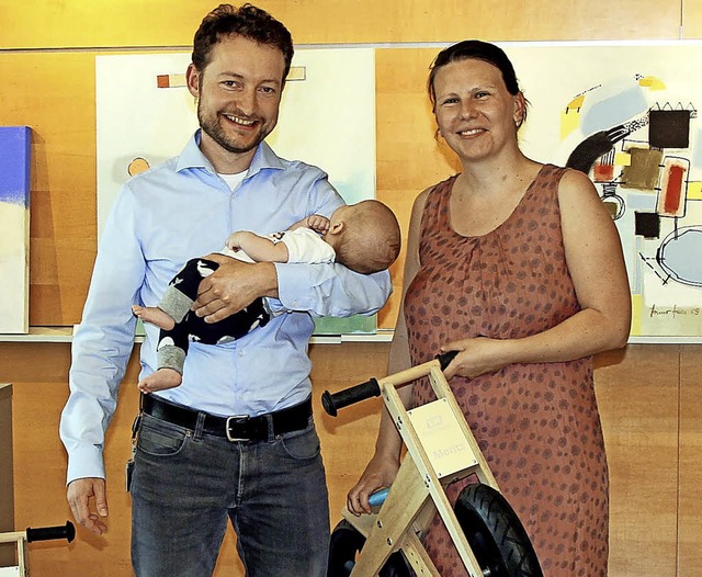 Jonas Conradt mit Familie und dem E+H-Laufrad.  | Foto: Sulz/E+H