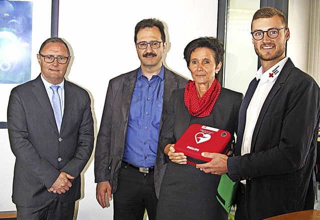 Sparkasse Wiesental schafft Defibrillator fr Zweigstelle in Hausen an  | Foto: Sparkasse