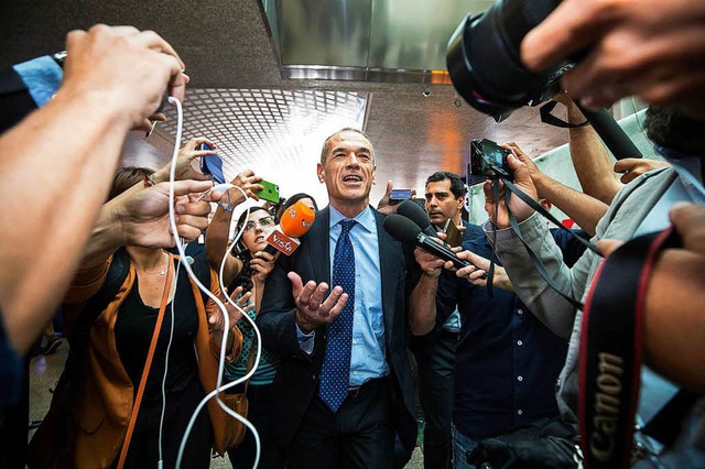 Carlo Cottarelli wird bei seiner Ankun...nhof Termini von Journalisten umringt.  | Foto: dpa