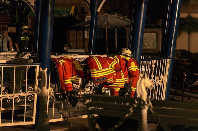 Feuerwehr-Kleidung beim Grobrand im Europa-Park Rust  | Foto: Olaf Michel