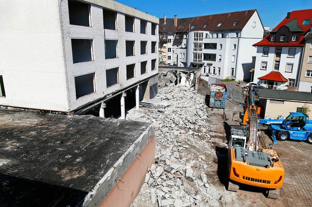 Am Abend ist schon ein groer Teil des...igen Bereichs des Gebudes abgerissen.  | Foto: Ralf H. Dorweiler