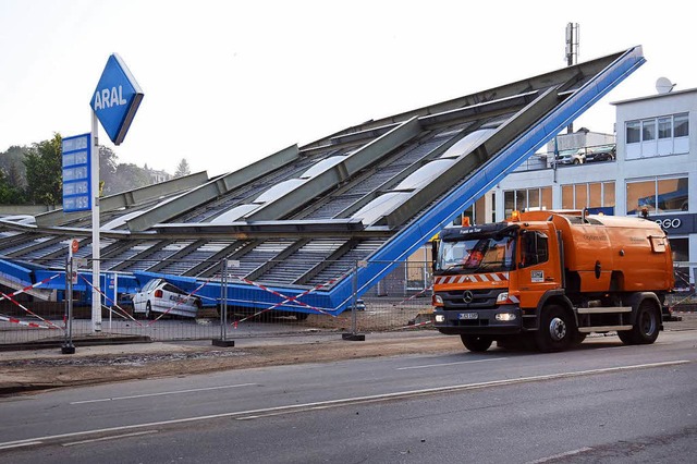 In Wuppertal zerstrte das Unwetter ein Tankstellendach.  | Foto: dpa