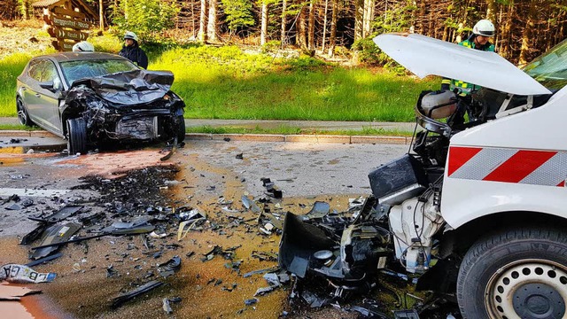 Vllig zerstrt sind die beiden Autos ...mmensto auf der B500 bei Schluchsee.   | Foto: Kamera24