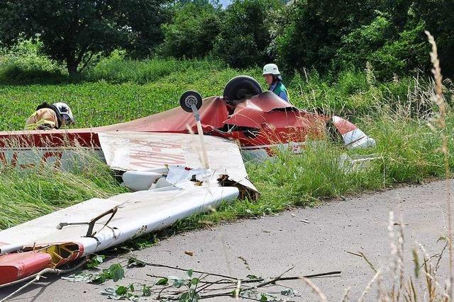 Kleinflugzeug bei Rheinfelden neben der A 861 abgestürzt – zwei Verletzte