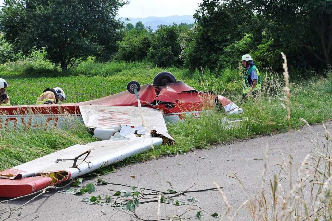 Das Kleinflugzeug stürzte rund 30 Meter von der Autobahn entfernt in ein Feld  | Foto: Verena Pichler 