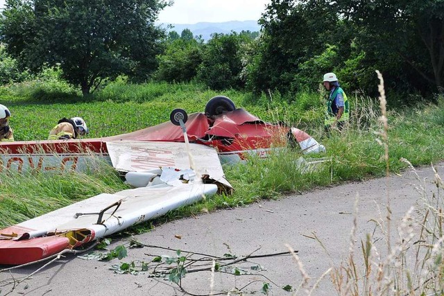Das Kleinflugzeug strzte rund 30 Meter von der Autobahn entfernt in ein Feld  | Foto: Verena Pichler 