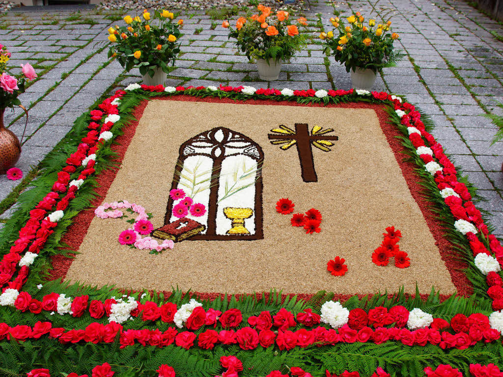 In Glottertal gab es zu Fronleichnam eine feierliche Prozession. Die Besucher konnten zudem die zahlreichen Blumenteppiche bestauen.