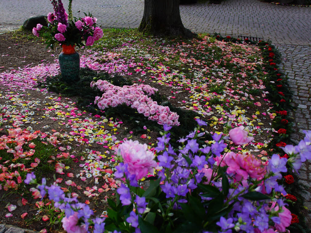 In Glottertal gab es zu Fronleichnam eine feierliche Prozession. Die Besucher konnten zudem die zahlreichen Blumenteppiche bestauen.