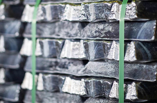 Fertig produzierte Aluminiumbarren ste...um Abtransport in einem Lager in Essen  | Foto: dpa