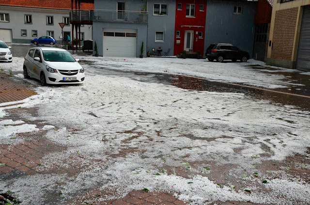 25 Grad und trotzdem fast Verhltnisse... mit Hagel hatte in Luttingen gewtet.  | Foto: Christiane Sahli