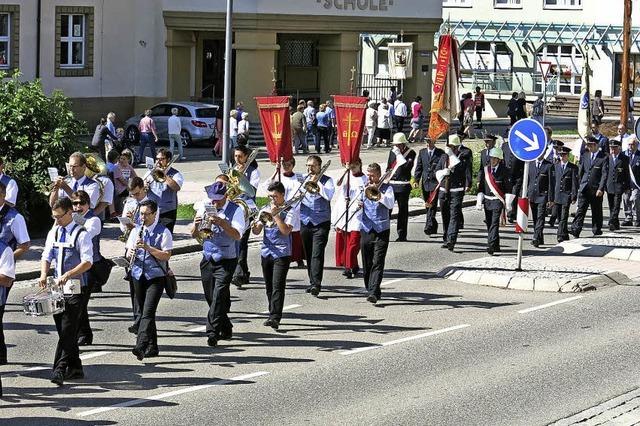 Musikalische Klnge begleiten Prozession