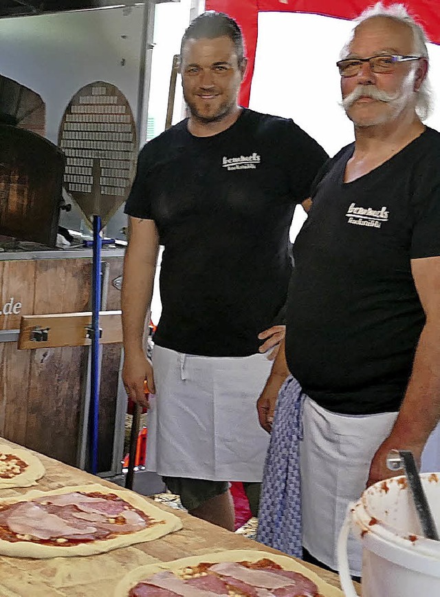 Christian Brombacher (links) zusammen ...eim Gutedeltag im Weingut Huck-Wagner.  | Foto: Victoria Langelott