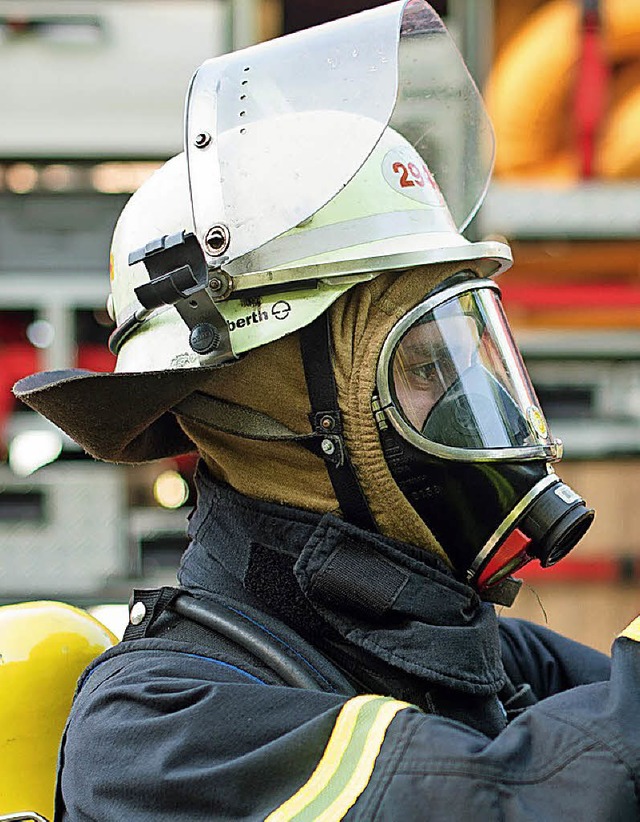 Feuerwehrmann unter Atemschutz bei einer bung.   | Foto: dpa