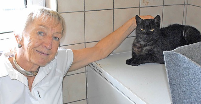 Hannelore Nuss, Vorsitzende des Tiersc...errztlichen Behandlungszimmer wohnt.   | Foto: Leony Stabla