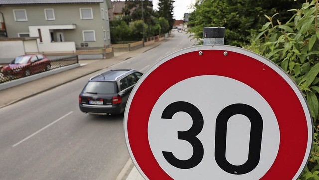 Tempo 30 hat auf der L75, wie hier  in Altenheim, wenig gebracht.   | Foto: Christoph Breithaupt