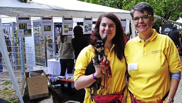 Leonie Moser (links) bernimmt von ihr...rin Martina Lais ein bestelltes Feld.   | Foto: Sedlak