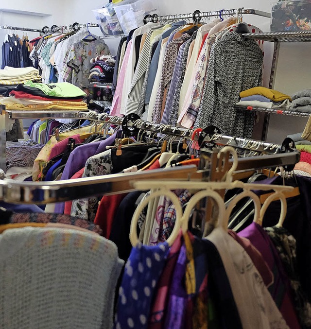 Groe Auswahl an Kleidung drinnen im A...fler auf die Neuerffnung anstieen.   | Foto: Martin Pfefferle