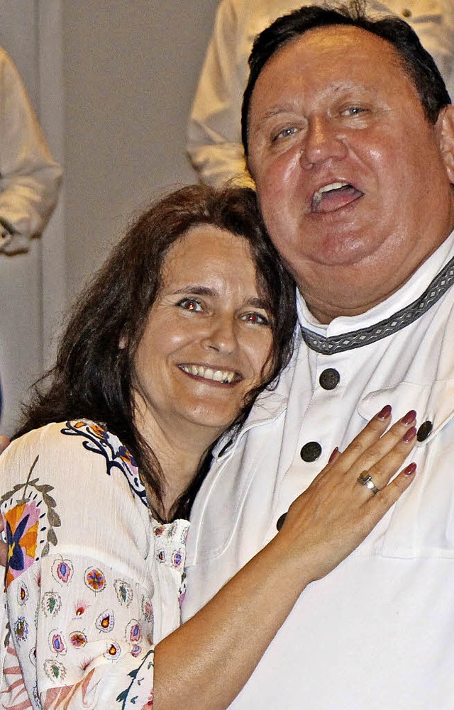 Star-Tenor Vladimir Kutzmenko mit eine...rt-Besucherin beim Kosaken-Gastspiel.   | Foto: Rolf Rhein