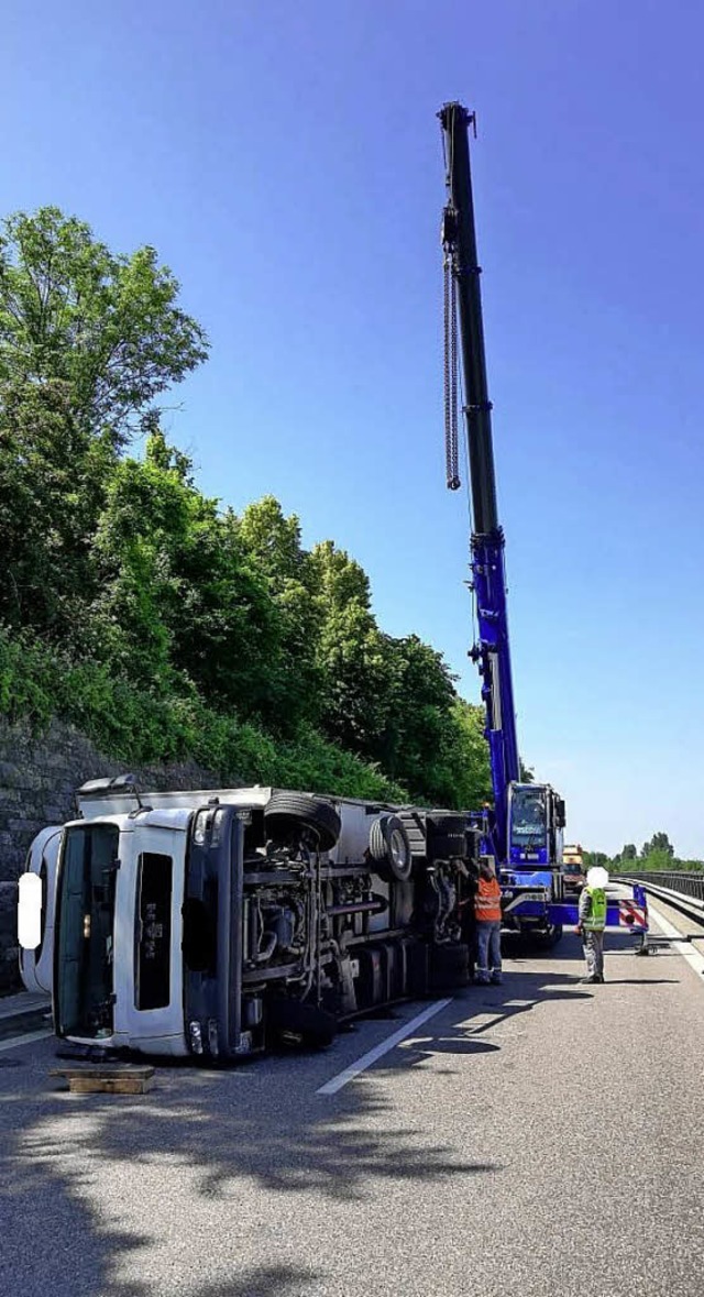 Der verunglckte Lkw konnte nur mit Hi... erst nachdem er entladen worden war.   | Foto: Polizei