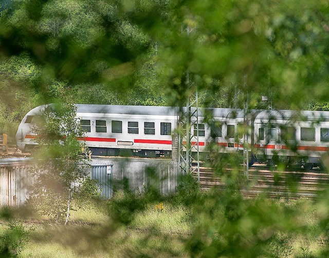 Nach dem  Messerangriff im Zug steht der Intercity auf einem Abstellgleis.    | Foto: DPA