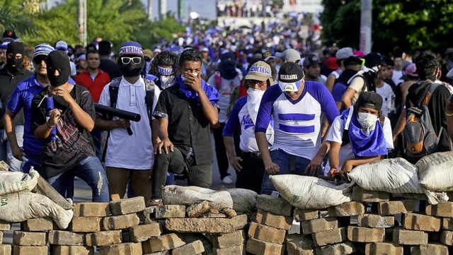 Barrikaden in Nicaraguas Hauptstadt Ma...jngsten Krawalle. Erneut gab es Tote.  | Foto: dpa/Eggstein