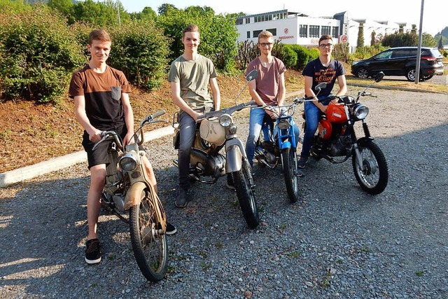 Manuel Nopper, Niklas Zimmermann, Sven...n ihre Liebe zu alten Mopeds entdeckt.  | Foto: Kurt Meier