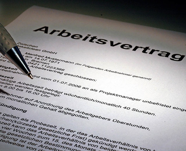 Im Arbeitsvertrag muss klar festgehalt...t oder ohne Sachgrund befristet wird.   | Foto: Jens Schierenbeck (dpa)
