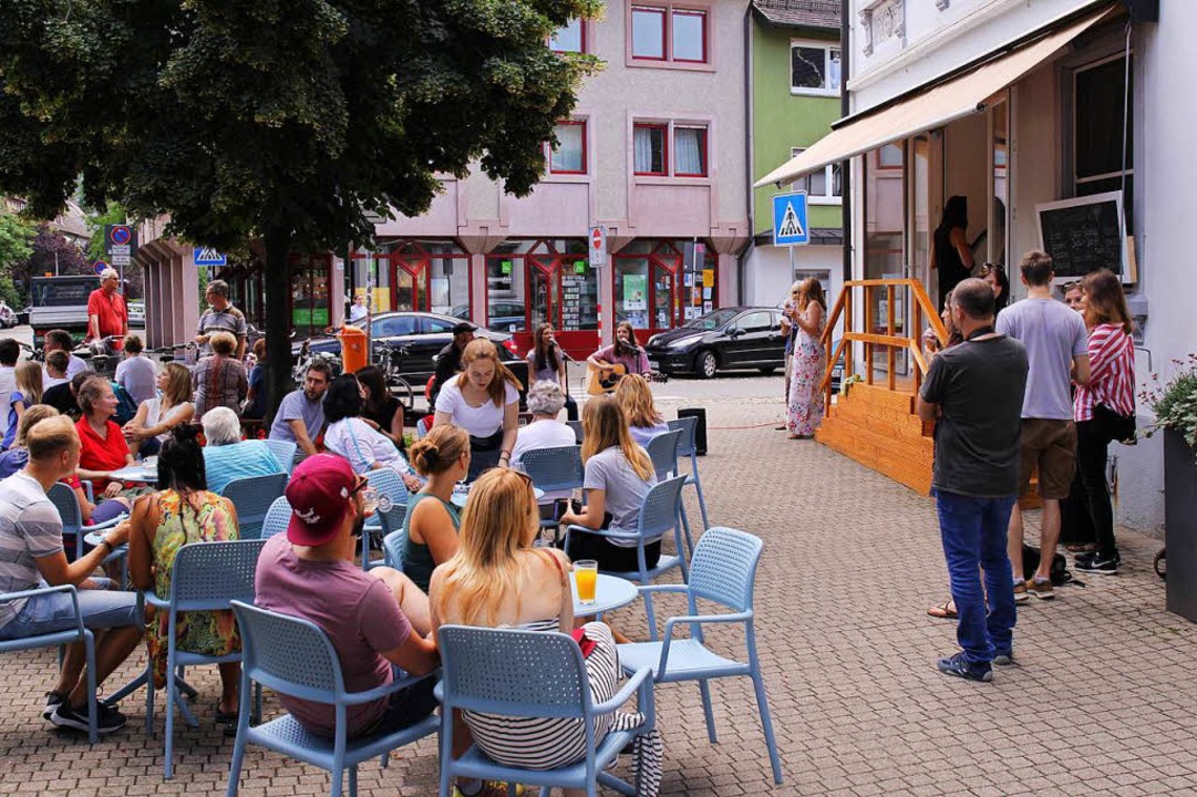 Die Erffnungsfeier inklusive Live-Band lockt zahlreiche Gste ins neue Caf.  | Foto: Simon Voss