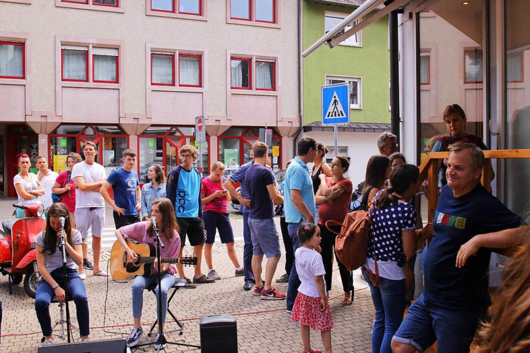 Schnell spricht sich die Nachricht vom.... Die Schlange wird lnger und lnger.  | Foto: Simon Voss