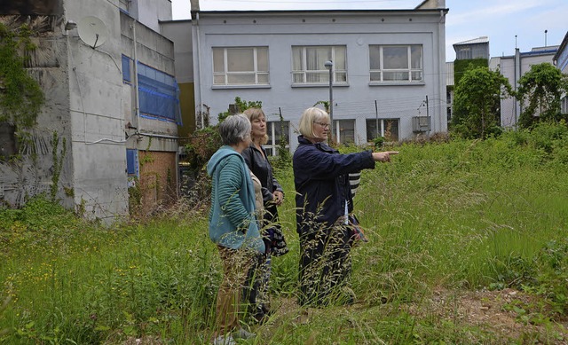 Vorort-Termin im Hinterhof des ehemali...cke und Ute Haarer-Jenne (von links).   | Foto: GerhaRD WALSER
