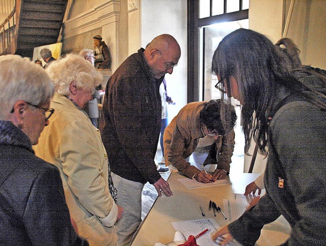 Auch die Gste aus Le Castellet beteil... der Postkartenaktion der Ministranten  | Foto: Karin Stckl-Steinebrunner