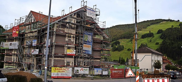 Ein 14-Familien-Wohnhaus der Baugenoss...tnau gebaut, die Strae wird saniert.   | Foto: Ulrike Jger