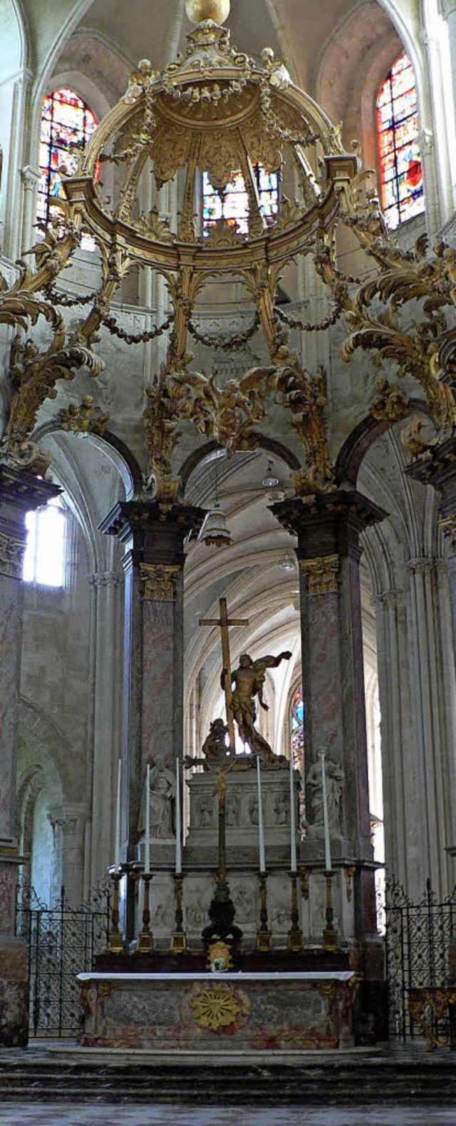 Platz hinter dem Hauptaltar der Benedi...der Heiligen Dreifaltigkeit in Fcamp   | Foto: Ptter