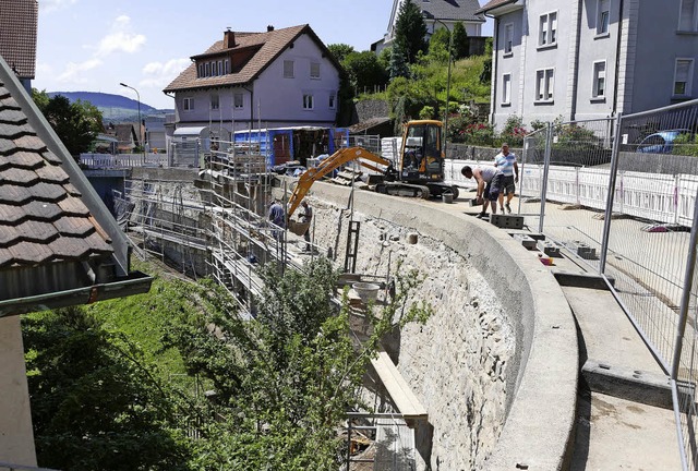 &#8222;Ein schnes Bollwerk&#8220;: 40...nierung und Sicherung der Sttzmauer.   | Foto: Winfried Dietsche