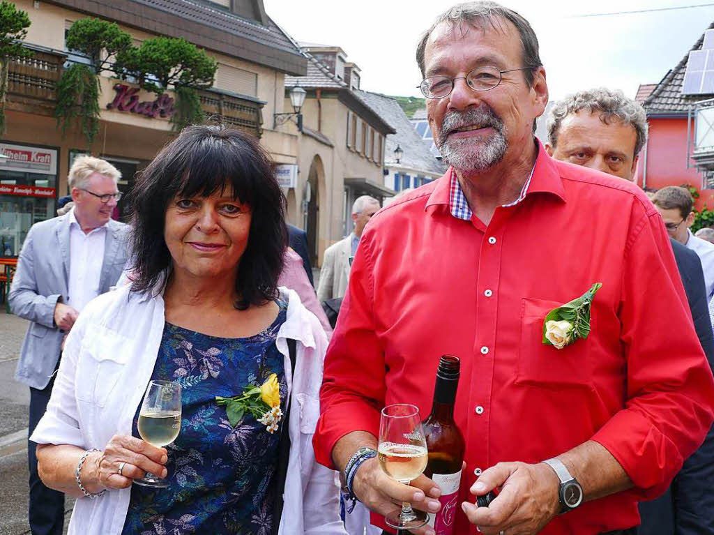 Ganz entspannt: Auch Altbrgermeister Martin Obert kam mit seiner  Gattin zur Erffnung der Ihringer Weintage.