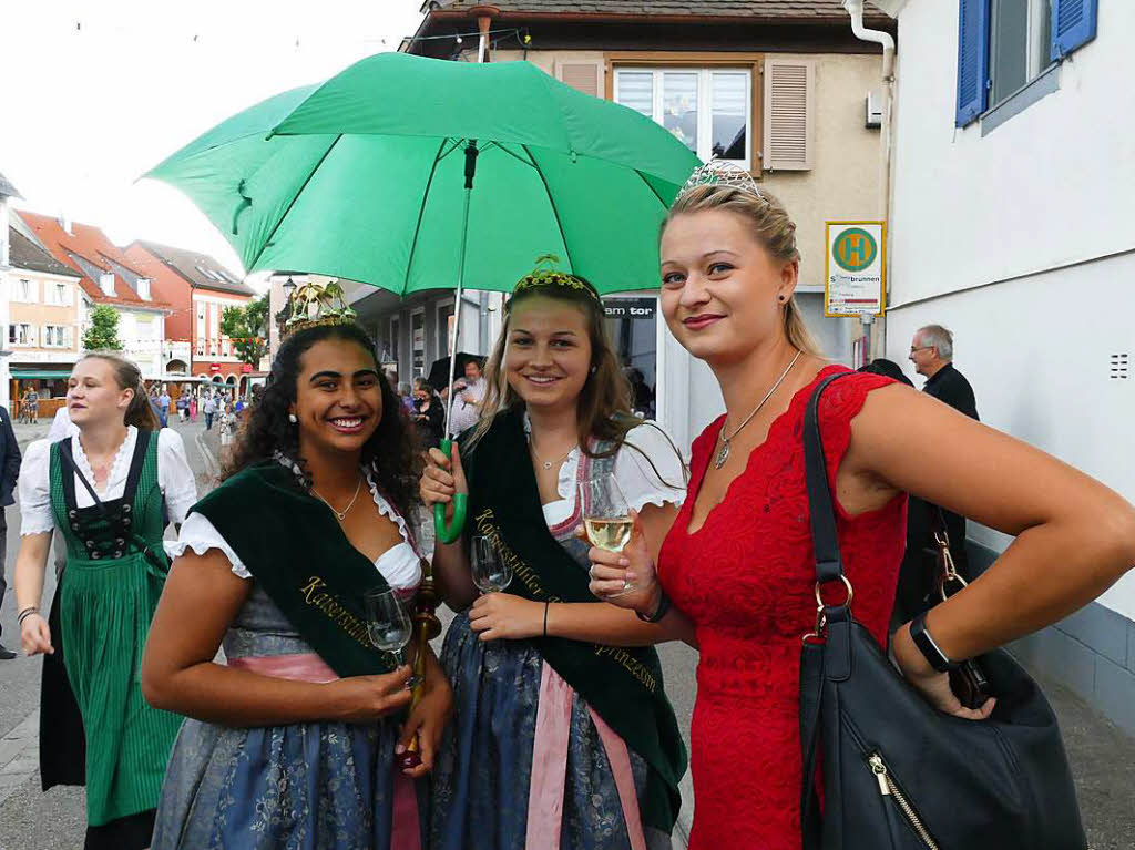 Kirschenhoheiten Johanna Wachsmuth und Valerie Kaltenbach mit Weinprinzessin Kim-Lucy Rutz