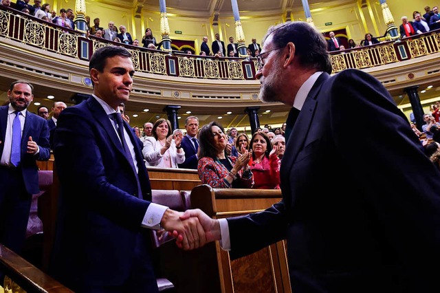 Mariano Rajoy (rechts), der abgewhlte...reitag vom Parlament abgewhlt worden.  | Foto: dpa