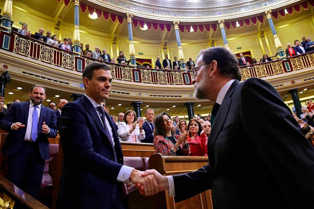 Mariano Rajoy (rechts) gratulierte dem...gierungschef Pedro Snchez als Erster.  | Foto: AFP