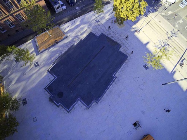 Blick von oben auf das Wasserbecken in den Umrissen der ehemaligen Synagoge  | Foto: Michael Saurer