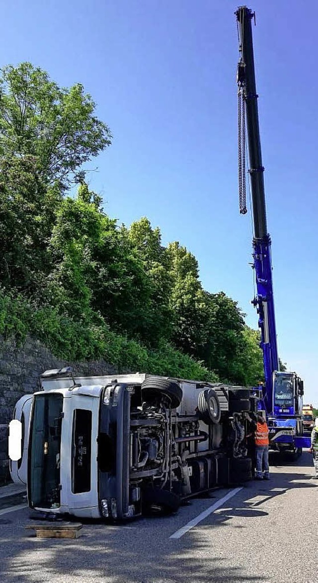 Der auf der A5 umgekippte Laster wird ...er lange Stau, der sich gebildet hat.   | Foto:  Polizei