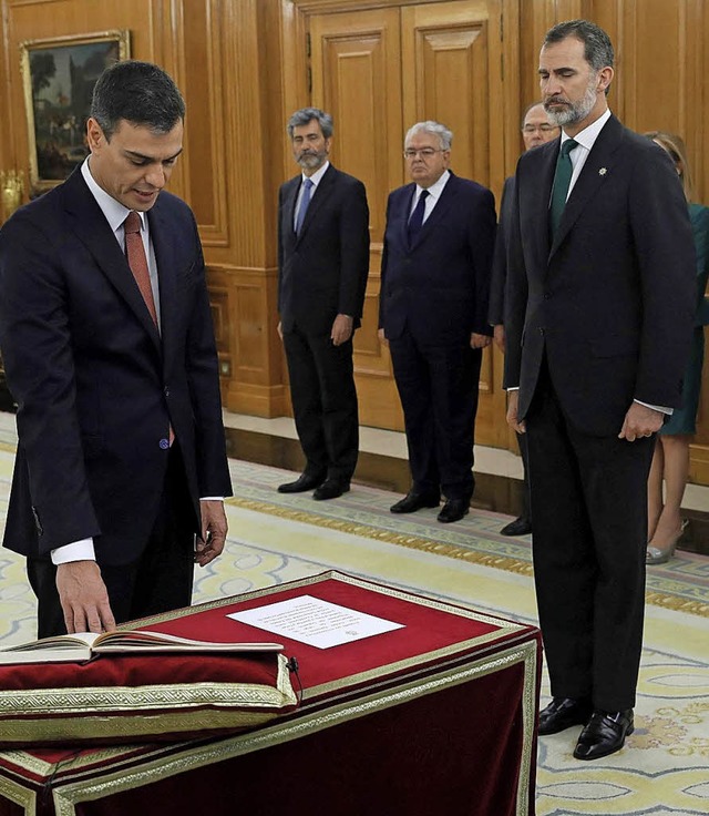 Gestern legte Spaniens neuer Ministerp...t von Knig Felipe seinen Amtseid ab.   | Foto:  dpa