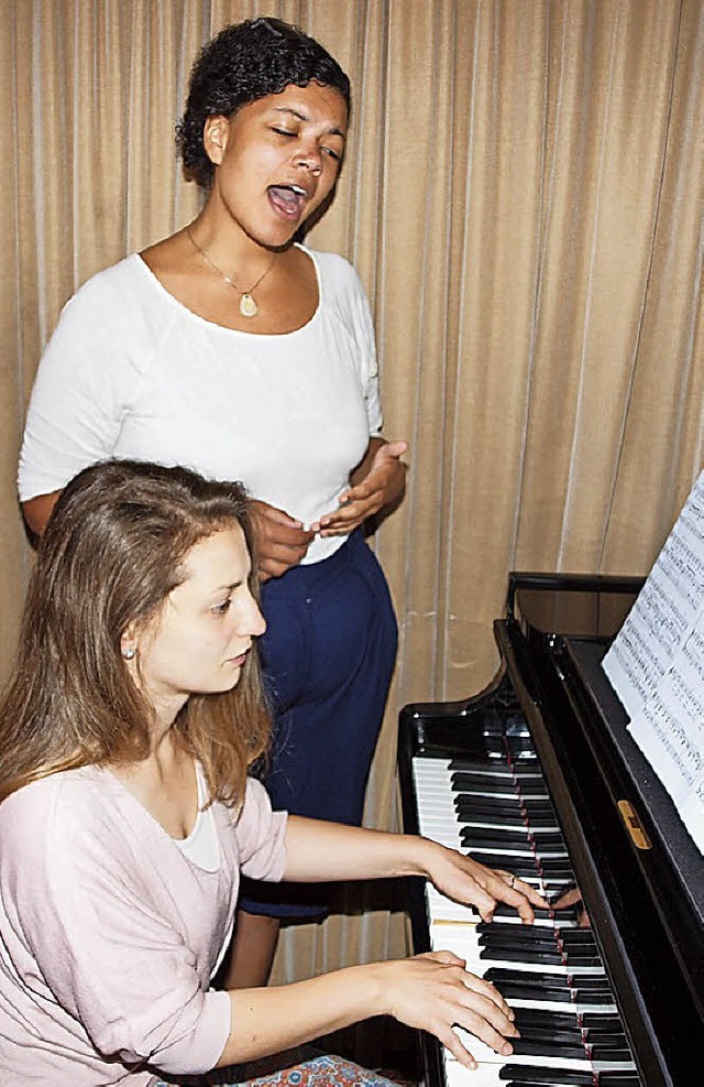 Pianistin Rebeka Stojkoska und Sngerin Amanda Becker   | Foto:  Michael Haberer