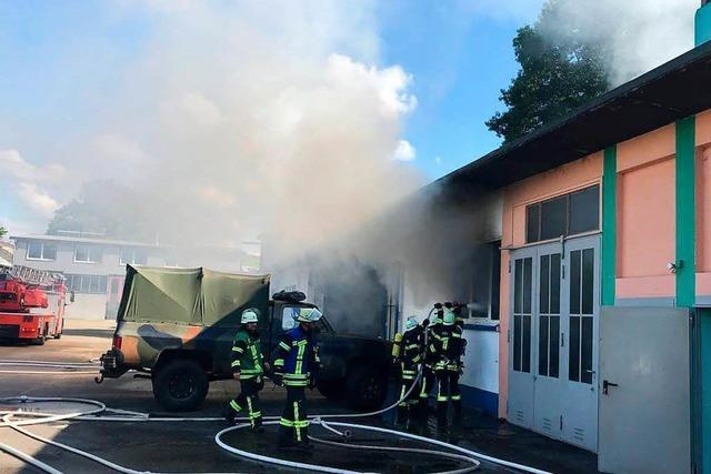 Schwimmbad in Achern nach Brand einer Werkstatt evakuiert