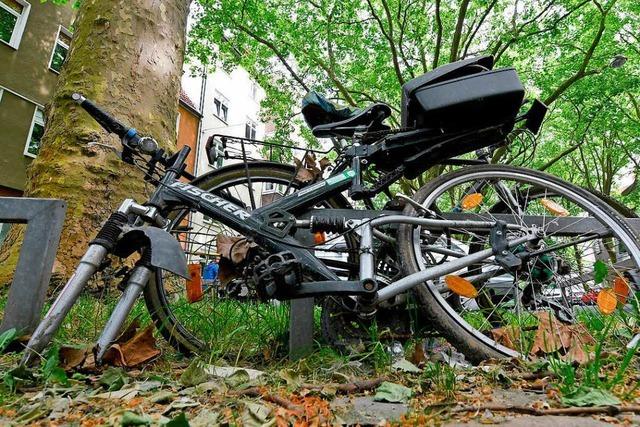 Fahrradfahrer fhrt unter Alkoholeinfluss gegen Stromkasten