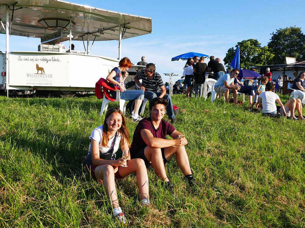 Schlemmen, trinken und einfach genieen – das Batzenbergfest am Samstag in Ehrenkirchen.